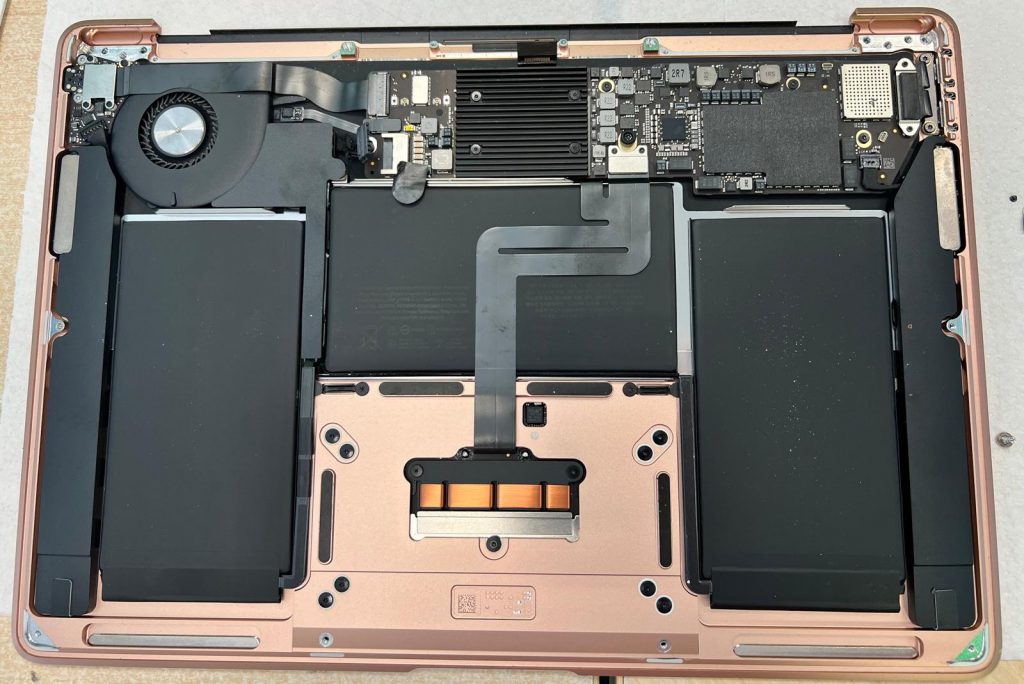 Cambio de pantalla en un Apple Macbook Air A1932 ROSADO