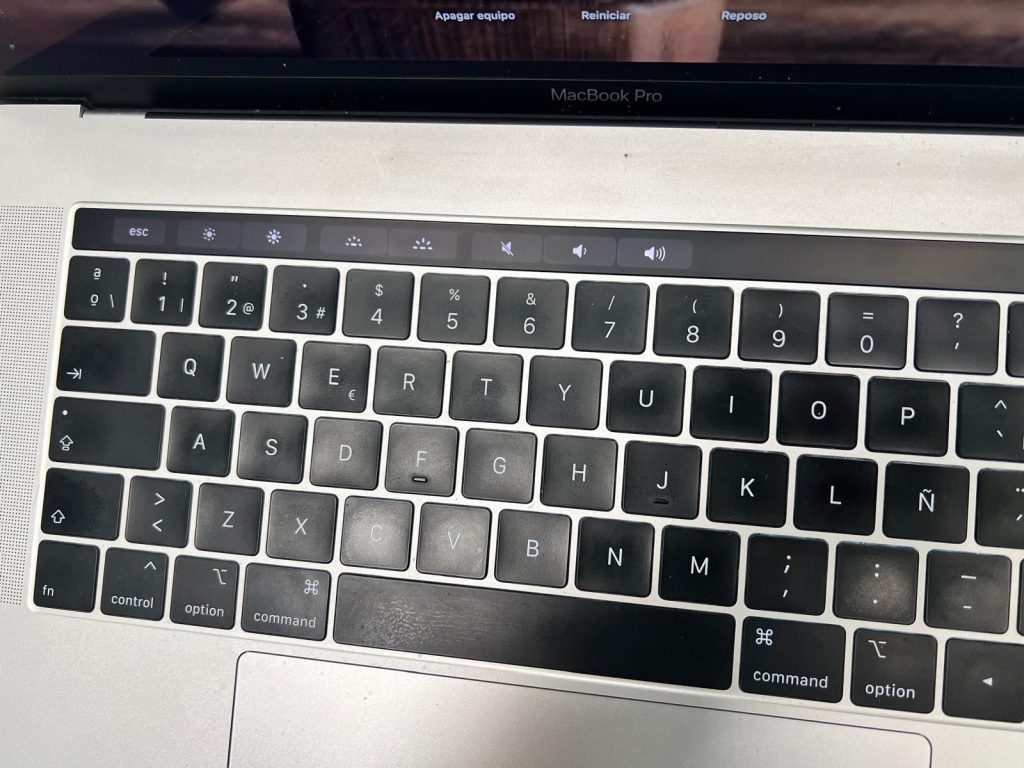Reparación de corto en placa base de un Apple Macbook Pro A1990