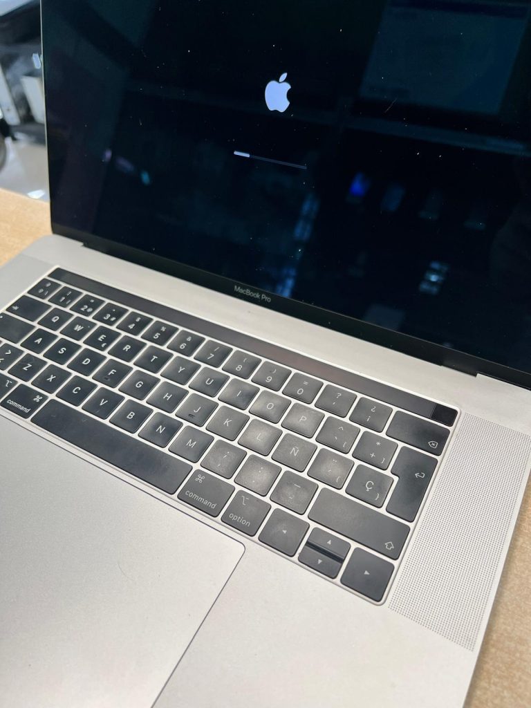 Reparación de corto en placa base de un Apple Macbook Pro A1990
