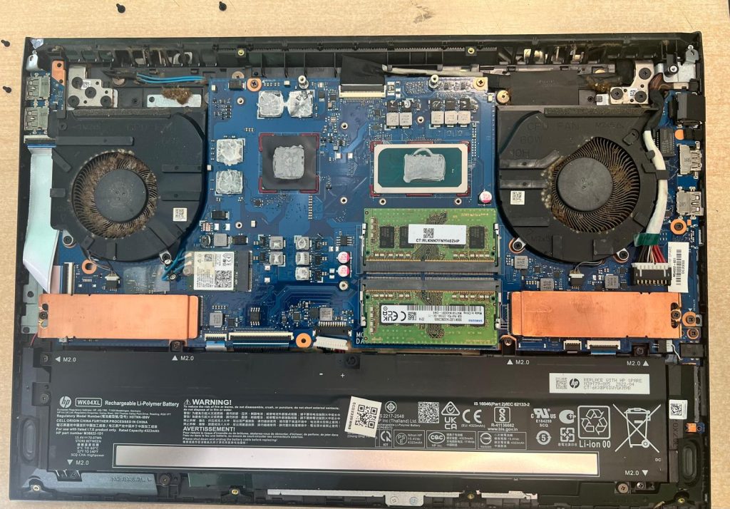 Reparación y refuerzo de bisagra / limpieza interna de un HP Victus 16-d0073ns