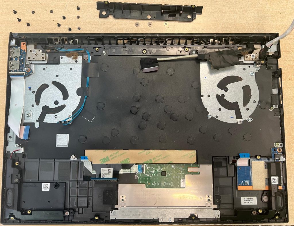 Reparación y refuerzo de bisagra / limpieza interna de un HP Victus 16-d0073ns