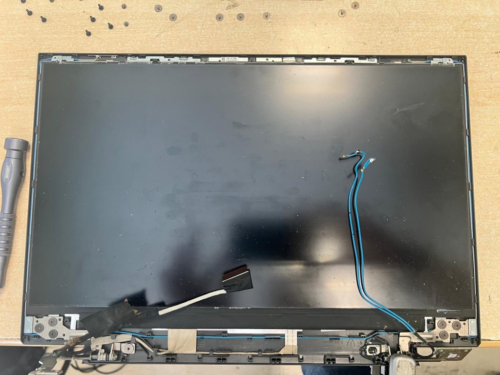 Reparación y refuerzo de bisagra / limpieza interna de un HP Victus 16-d0073ns