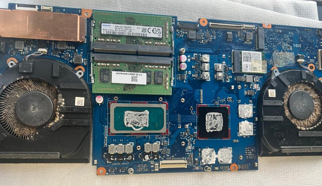 Reparación y refuerzo de bisagra / limpieza interna de un HP Victus 16-d0073ns