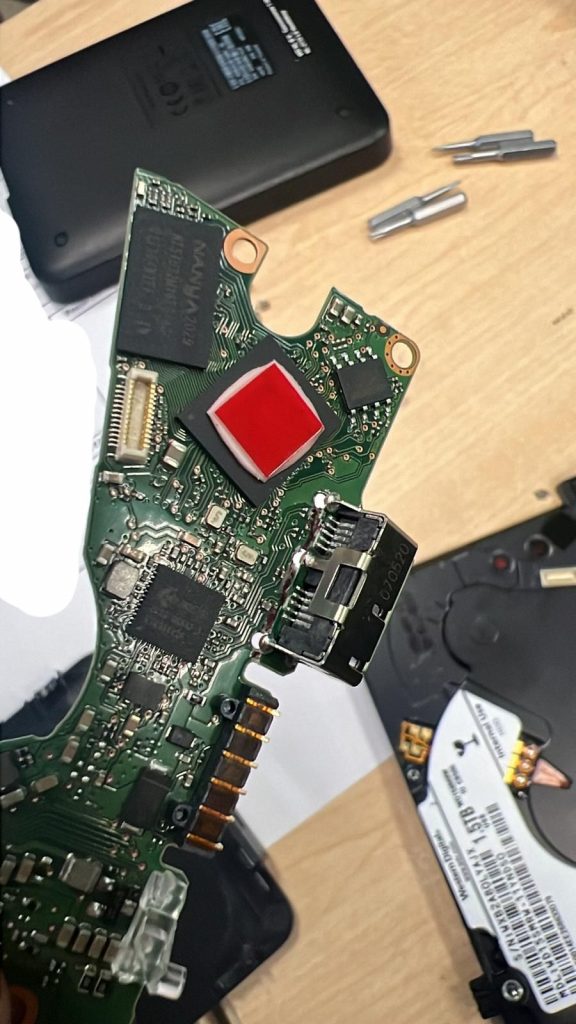 Disco duro Western Digital 1.5TB con placa lógica USB nativa para recuperación de datos.