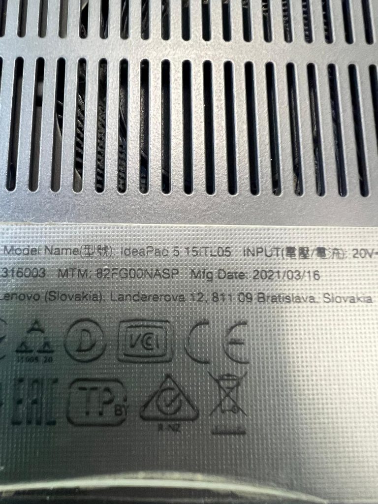 Etiqueta de modelo Lenovo IdeaPad 5 15ITL05 con especificaciones MTM y fecha de fabricación.