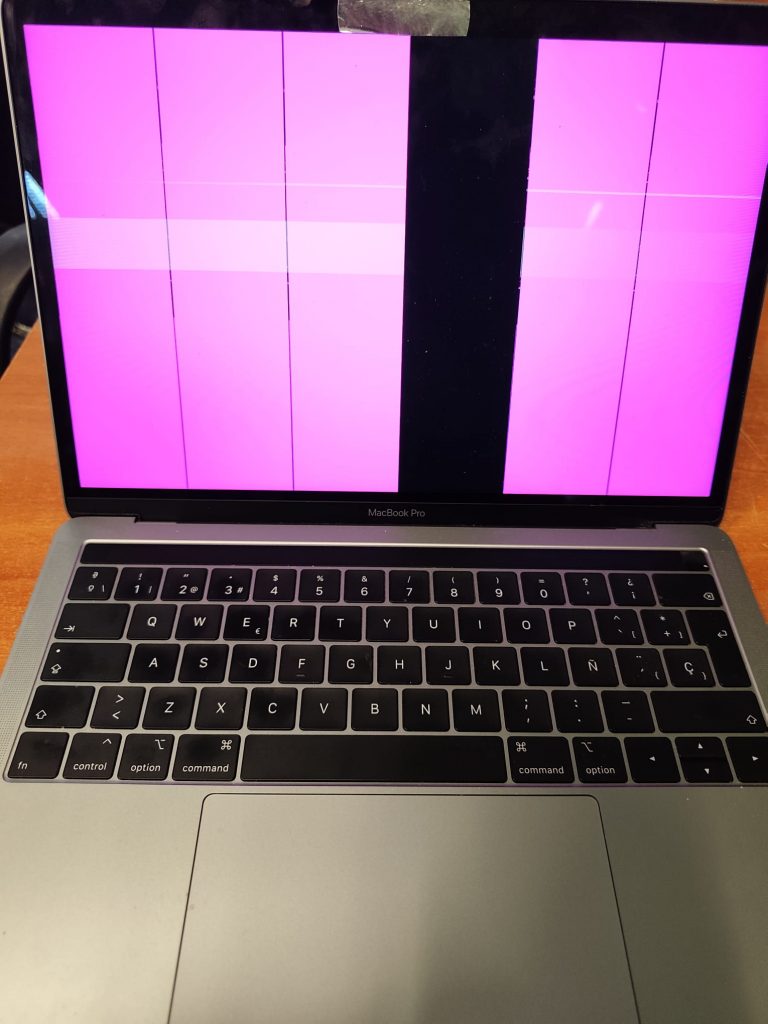 MacBook Pro 13 2018 modelo A1989 con pantalla defectuosa mostrando franjas verticales púrpuras y negras.