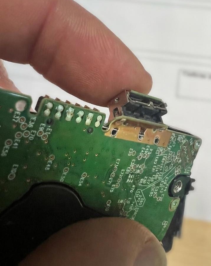 Detalle de conector Micro-B USB 3.0 roto con pads de soldadura dañados. | everpc.net