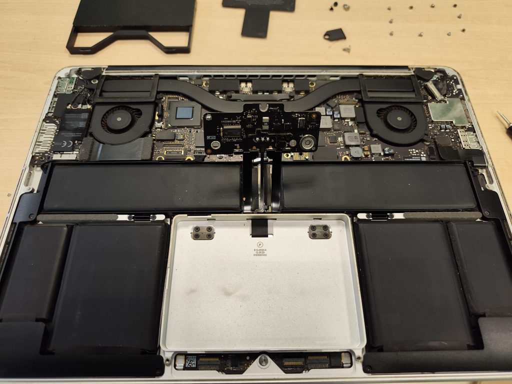 Detalle de la desconexión del conector de la batería de la placa base para evitar cortos.