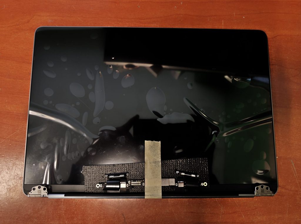 Conjunto de pantalla nuevo para MacBook Pro A1989, vista de las bisagras y conectores flex internos.