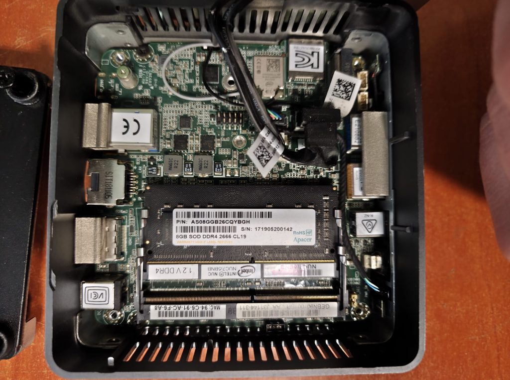 Primer plano de los zócalos de memoria RAM DDR4 SODIMM y componentes internos de la placa base Intel NUC.