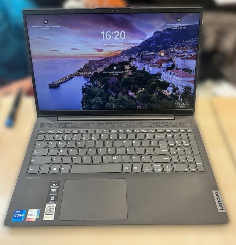 Vista general del portátil Lenovo antes de la reparación con daño visible en la esquina de la pantalla.