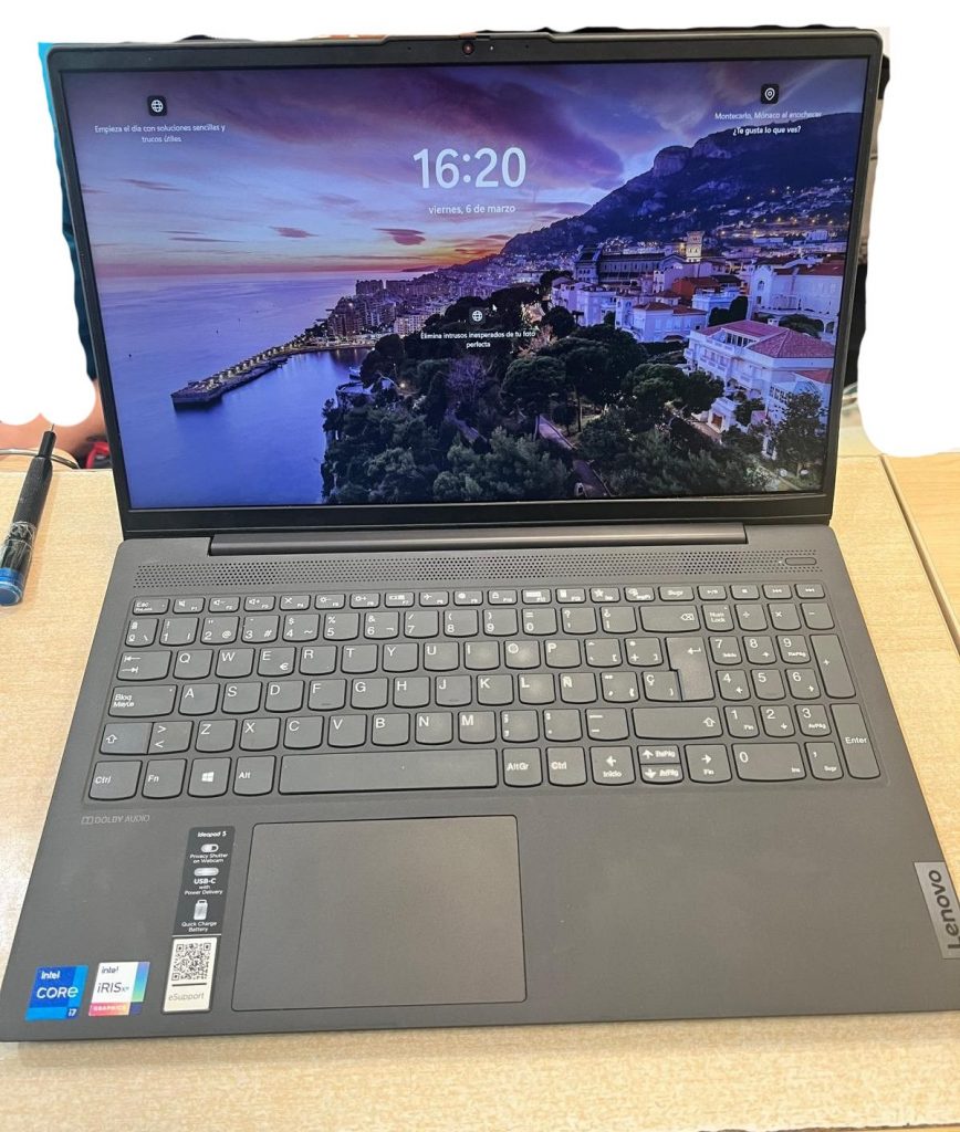 Vista general del portátil Lenovo antes de la reparación con daño visible en la esquina de la pantalla.