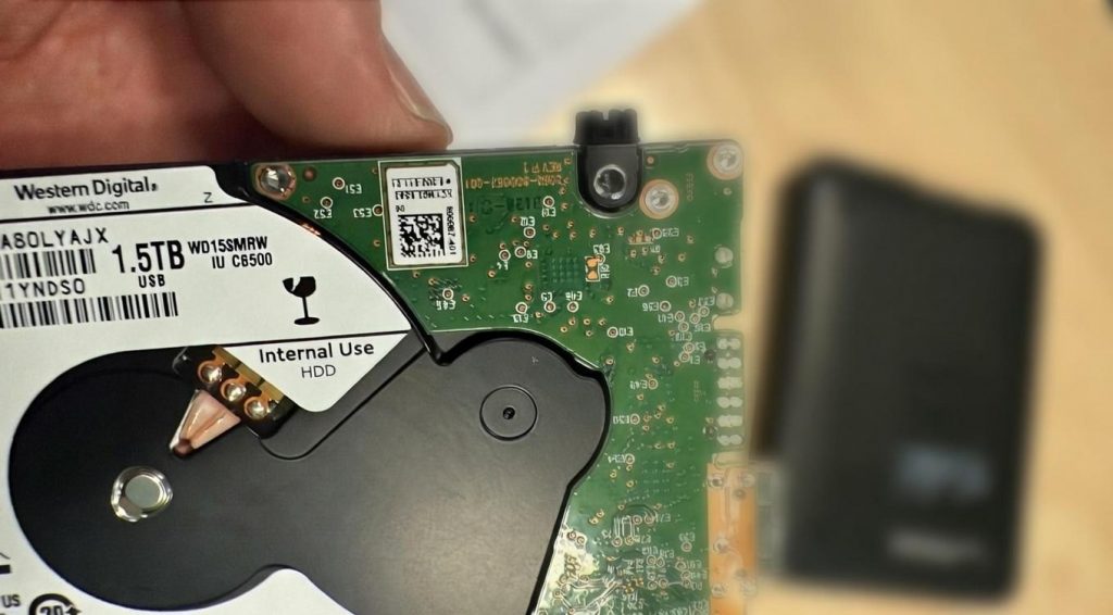 Inspección manual de la estabilidad del conector USB en la placa base del disco duro. | everpc.net