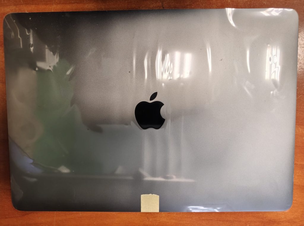 Tapa externa de repuesto para MacBook Pro 13 pulgadas en color Space Gray con el logo de Apple.