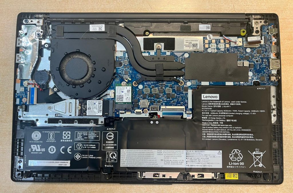 Vista interna del chasis mostrando ventilador, batería y sistema de enfriamiento del IdeaPad 5.