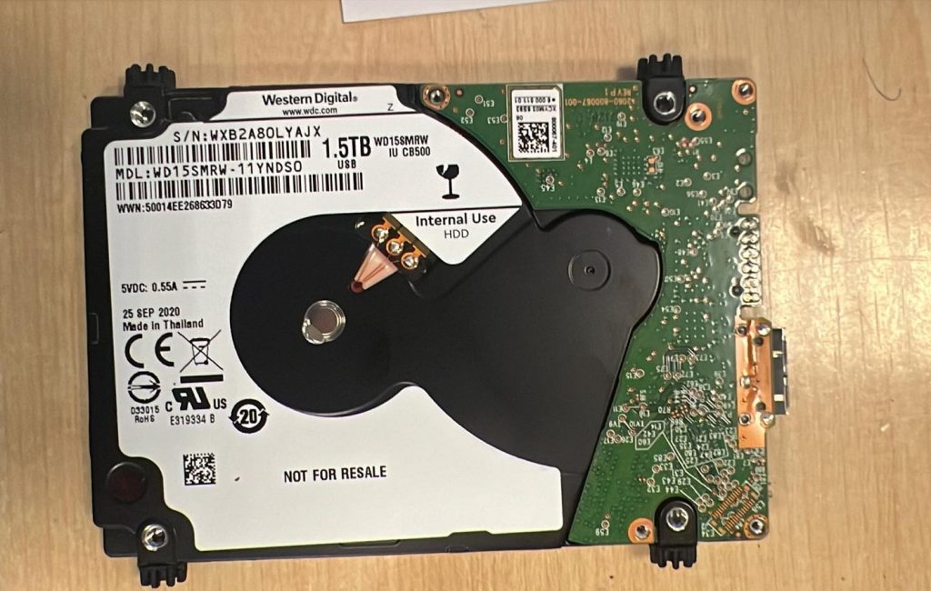 Disco duro Seagate Mobile HDD 1TB preparado para proceso de recuperación en laboratorio.