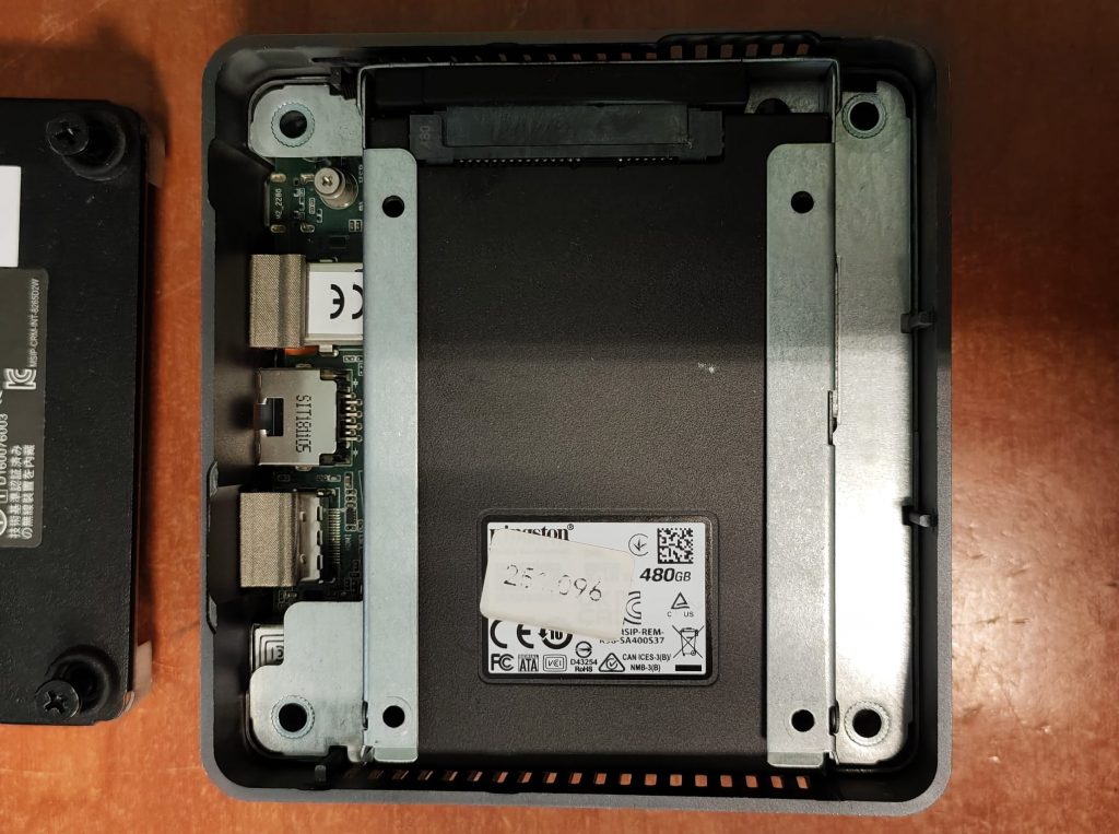 Unidad SSD Kingston de 480GB instalada en el soporte interno de 2.5 pulgadas del Intel NUC.