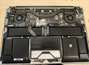 Instalación de la placa de control sobre el módulo del trackpad en MacBook Pro 13.