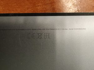 Detalle del grabado láser con el número de modelo A1989 y número de serie en la carcasa de un MacBook Pro.