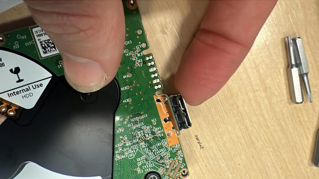 Vista de los componentes internos de la PCB del disco duro, incluyendo el controlador y memoria.