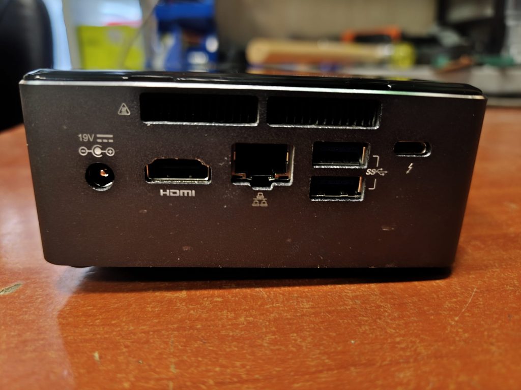 Panel posterior de conexiones del Intel NUC incluyendo HDMI, Ethernet LAN, USB 3.0 y Thunderbolt.