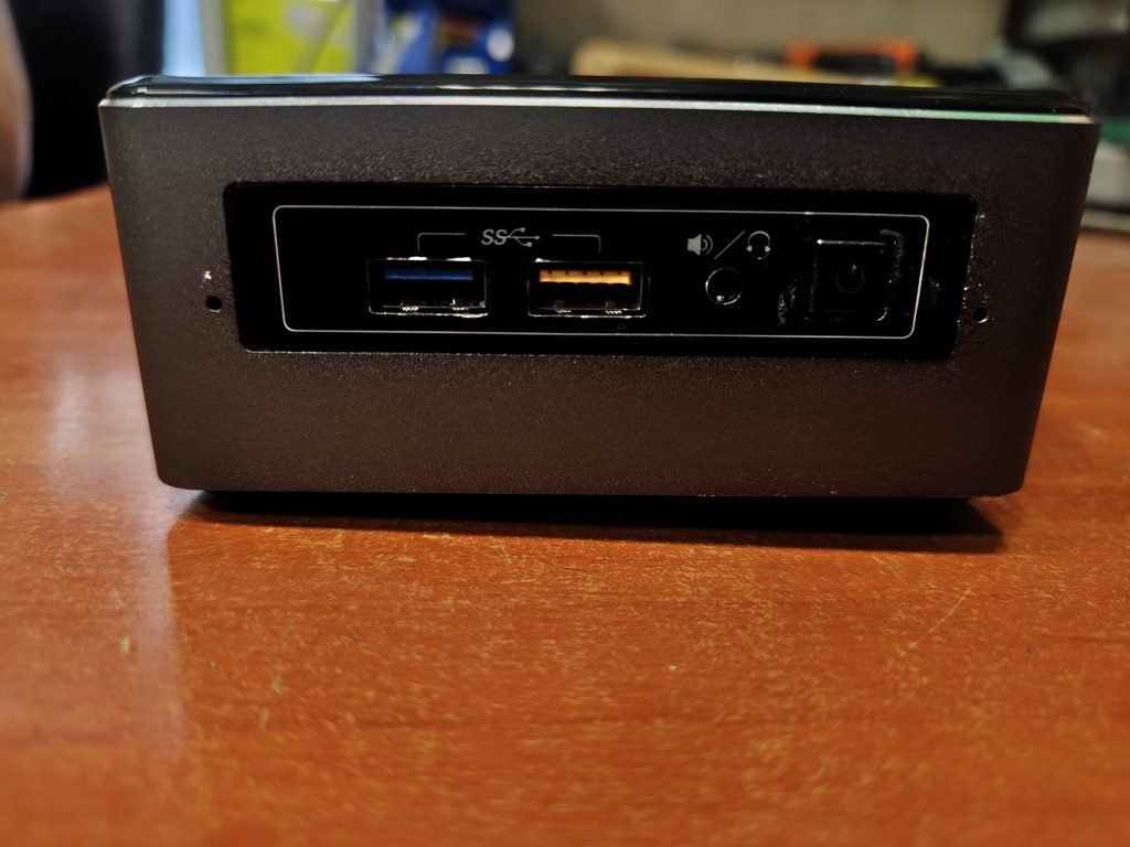 Vista frontal del Intel NUC con puertos USB, jack de audio y botón de encendido.