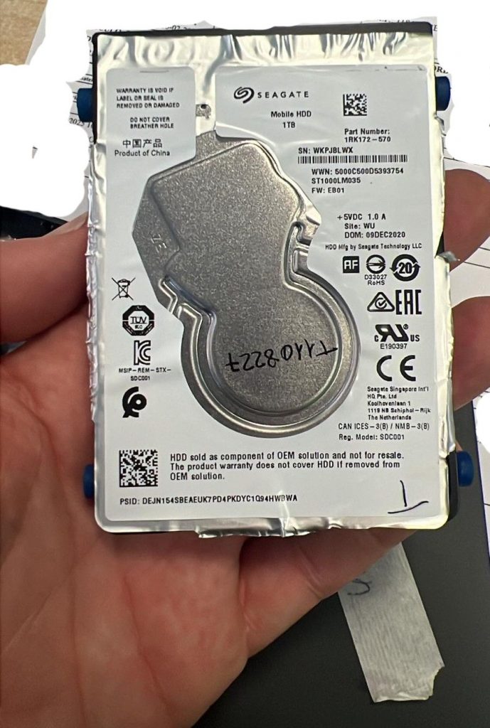 Unidad de disco duro WD fuera de su carcasa externa para reparación técnica de placa.