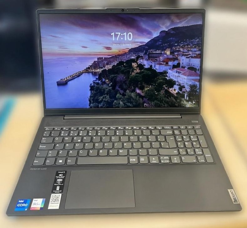 Portátil Lenovo IdeaPad 5 reparado y encendido tras el cambio de carcasa y ajuste de bisagras.