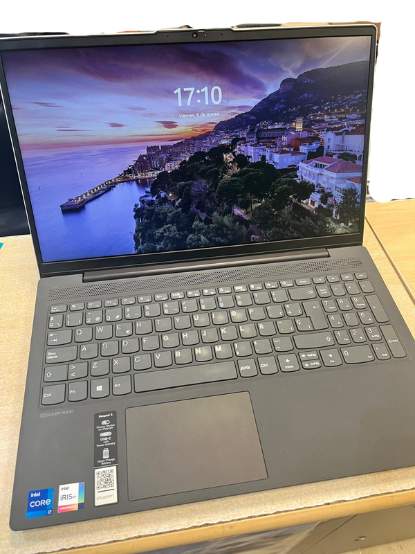 Portátil Lenovo IdeaPad 5 reparado y encendido tras el cambio de carcasa y ajuste de bisagras.