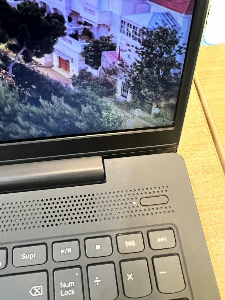 Detalle del marco perfectamente cerrado y ajustado tras la reparación estructural del equipo.