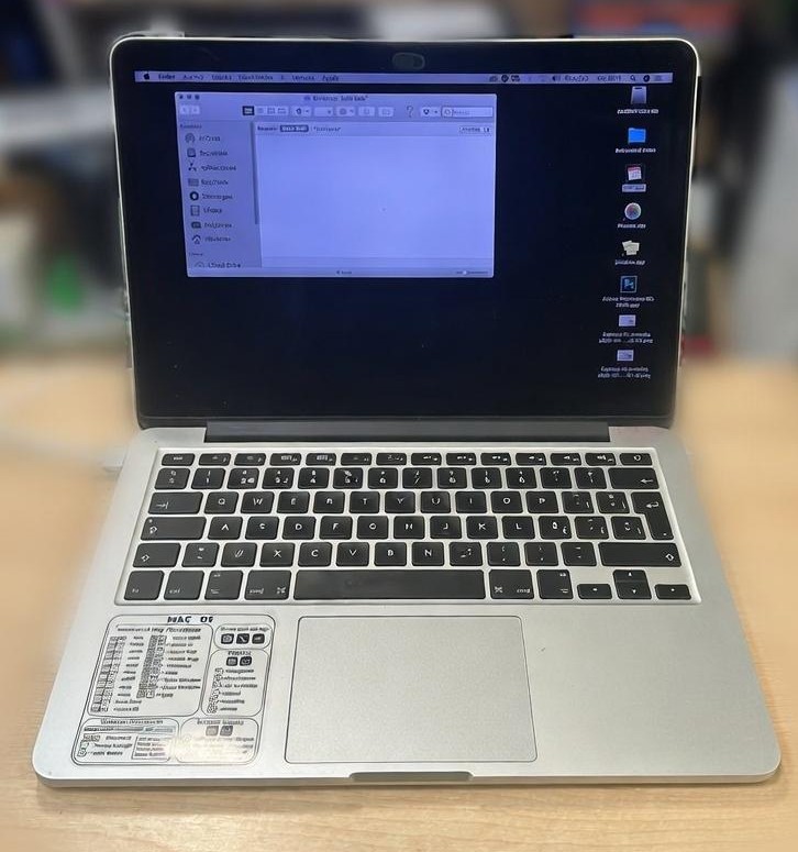 MacBook Pro A1425 encendido verificando el correcto funcionamiento del nuevo trackpad.