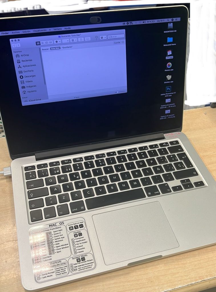 MacBook Pro A1425 encendido verificando el correcto funcionamiento del nuevo trackpad.