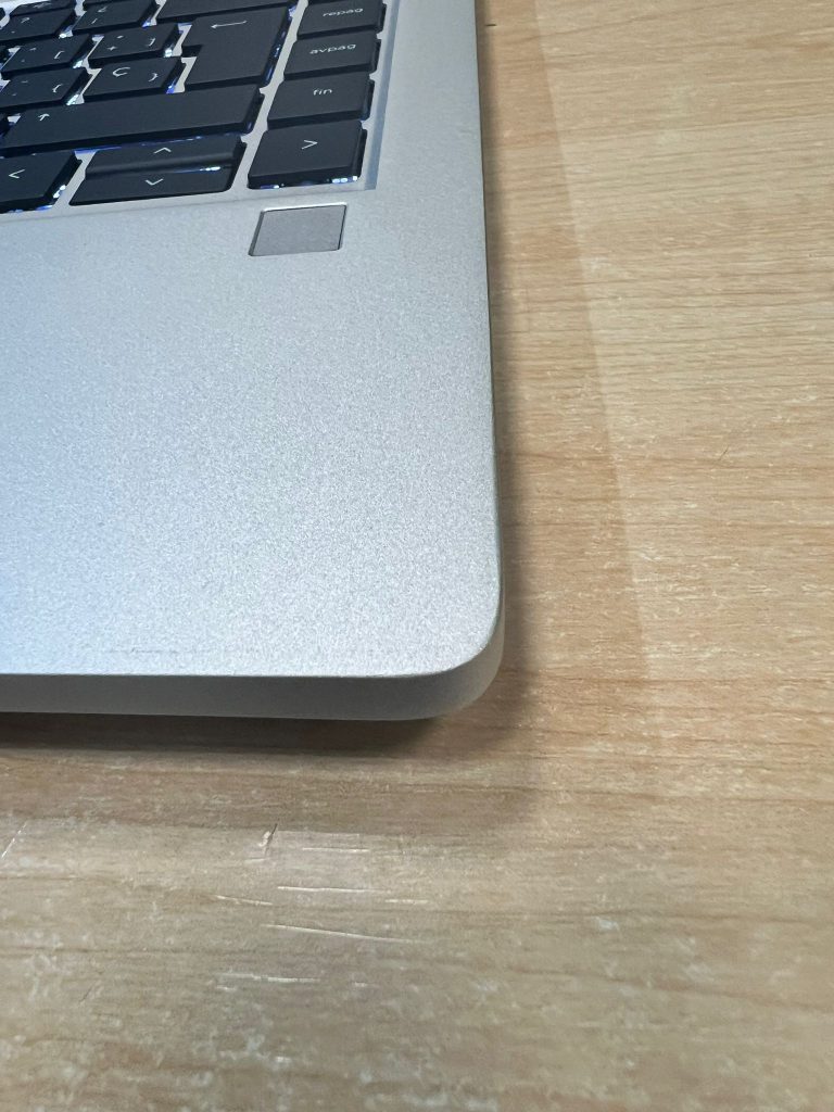 Resultado final de la esquina del portátil tras sustituir el palmrest.