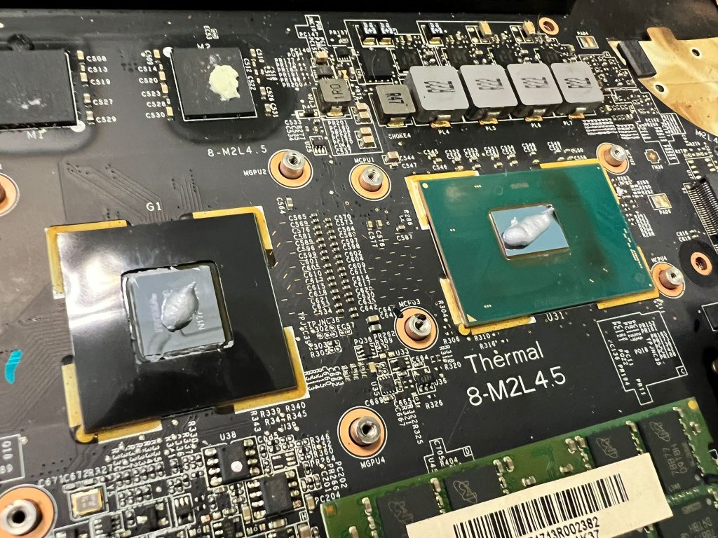 Aplicación precisa de pasta térmica de alta calidad en el procesador y chip gráfico del MSI.