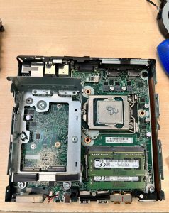 Aplicación de nueva pasta térmica sobre el procesador Intel Core i3 en la placa nueva.