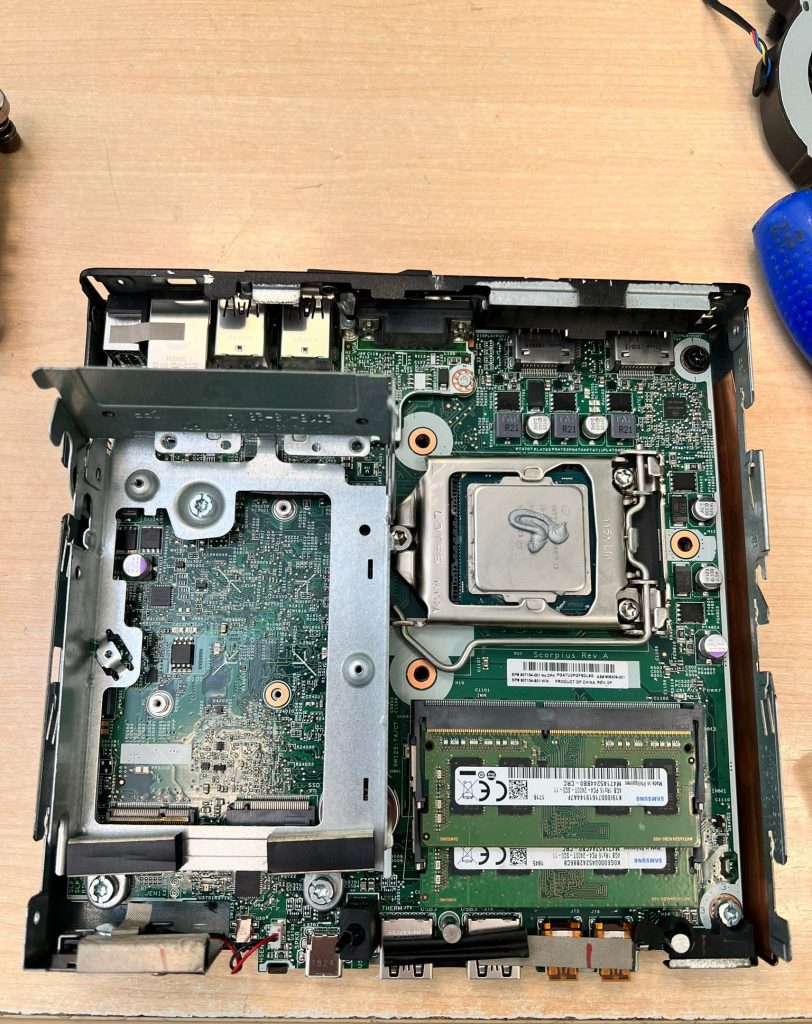 Aplicación de nueva pasta térmica sobre el procesador Intel Core i3 en la placa nueva.