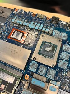 Aplicación de nueva pasta térmica de alto rendimiento en GPU y CPU de un Asus ROG.