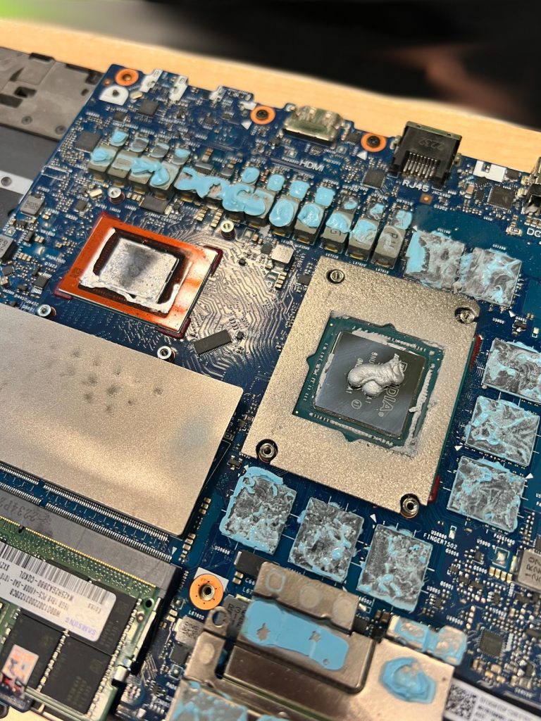 Aplicación de nueva pasta térmica de alto rendimiento en GPU y CPU de un Asus ROG.