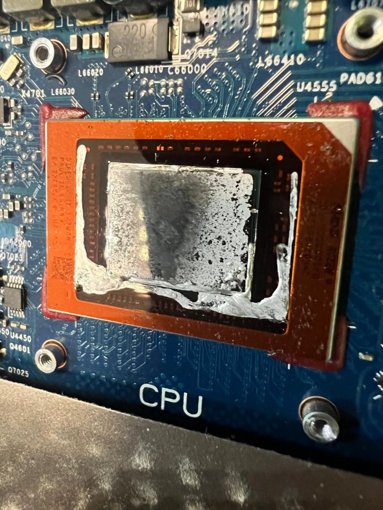 Detalle del procesador CPU del Asus ROG G713R con restos de metal líquido de fábrica.