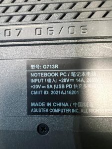 Etiqueta trasera del modelo Asus ROG G713R indicando voltajes y número de modelo.