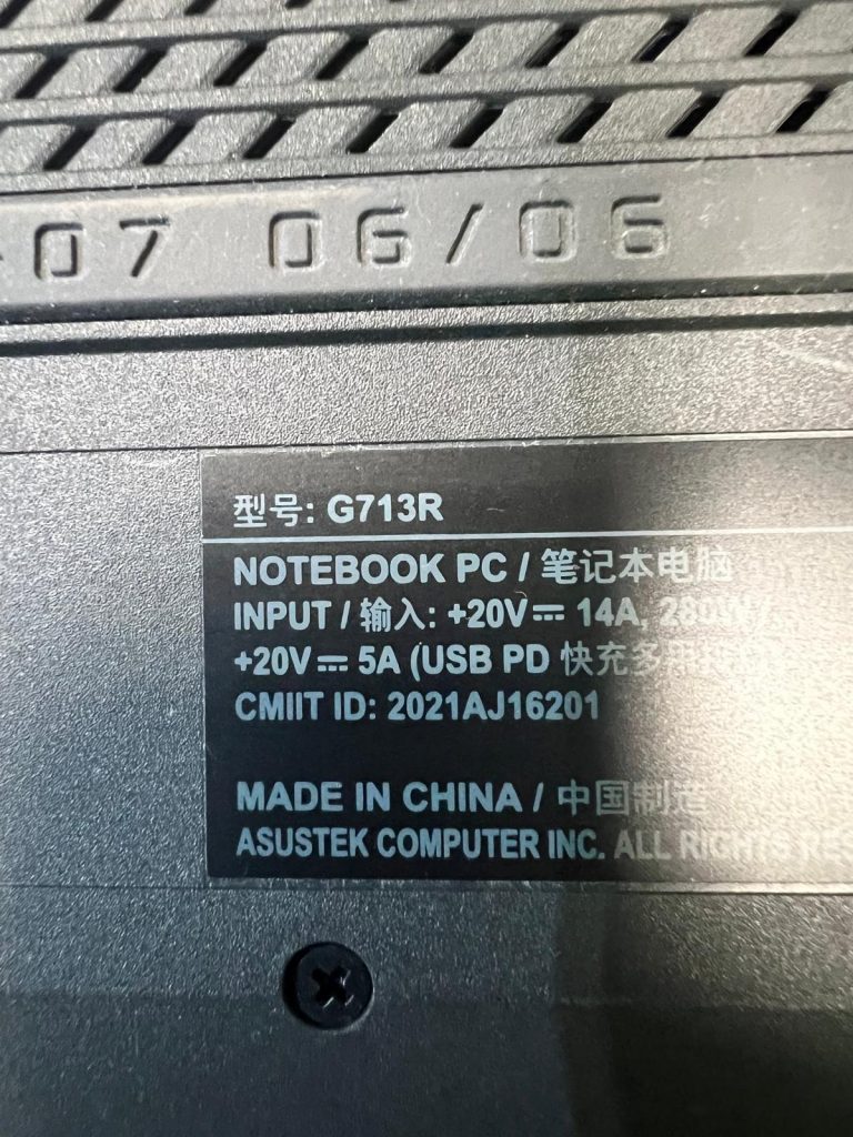 Etiqueta trasera del modelo Asus ROG G713R indicando voltajes y número de modelo.