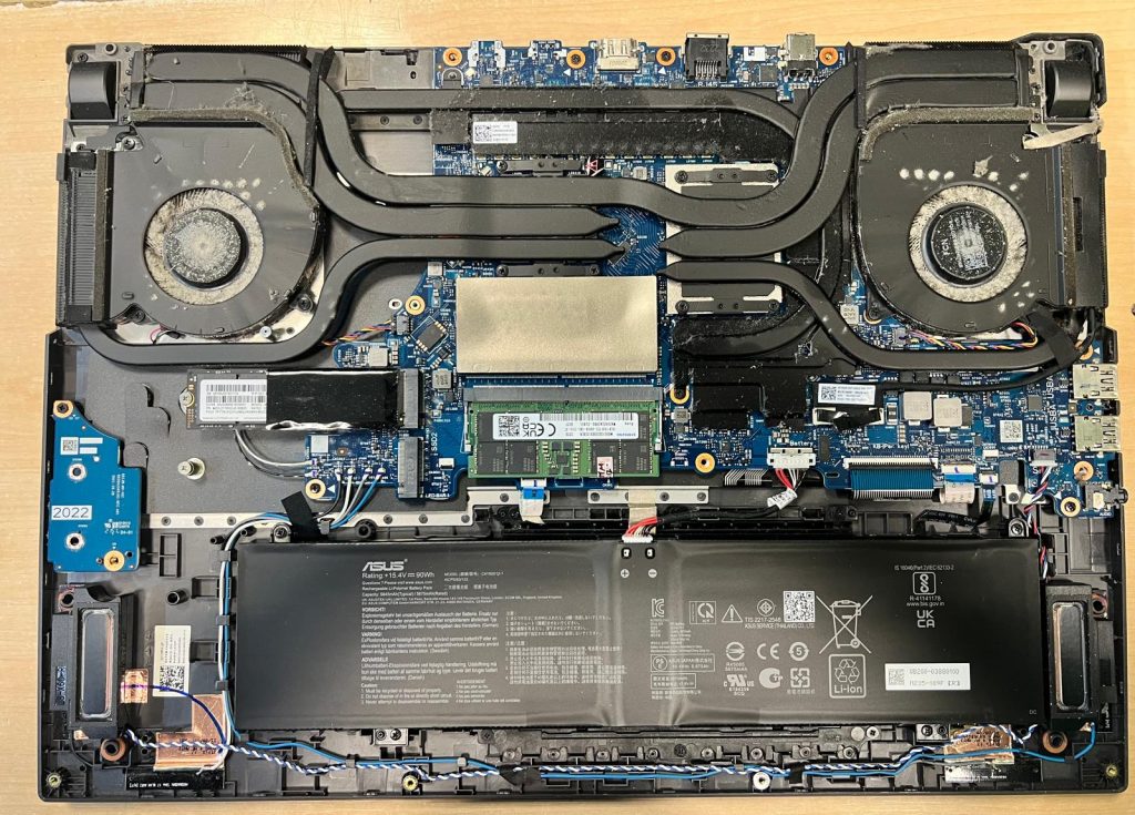Vista interna del portátil Asus ROG G713R con polvo acumulado antes del mantenimiento.
