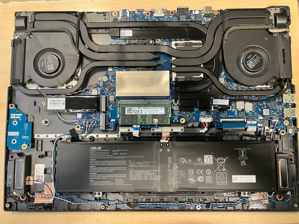 Interior del Asus ROG G713R limpio y con el sistema de refrigeración montado correctamente.