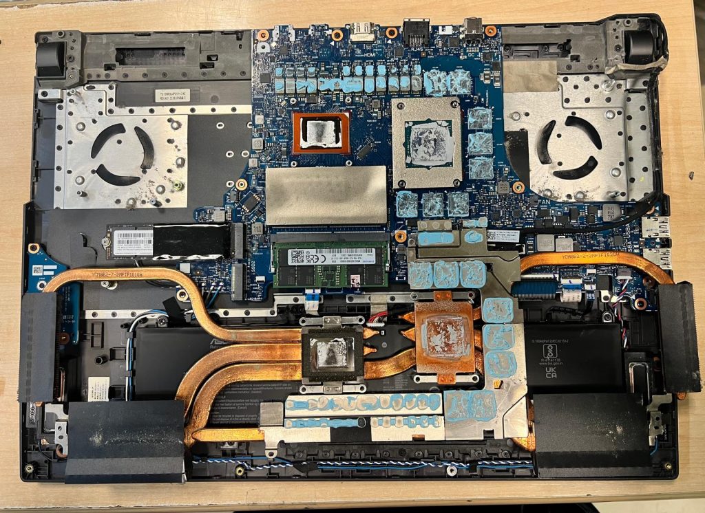 Placa base del Asus ROG G713R sin disipador mostrando pasta térmica y thermal putty vieja.