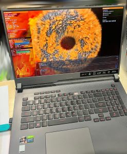 Portátil Asus ROG Strix G713R encendido pasando tests de rendimiento gráfico tras limpieza.