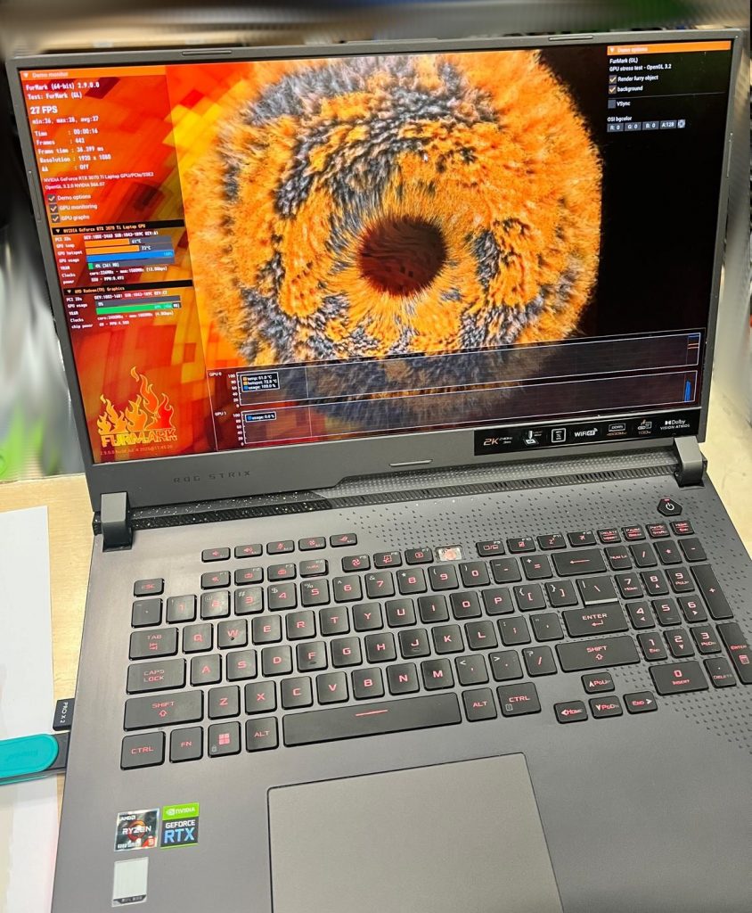 Portátil Asus ROG Strix G713R encendido pasando tests de rendimiento gráfico tras limpieza.