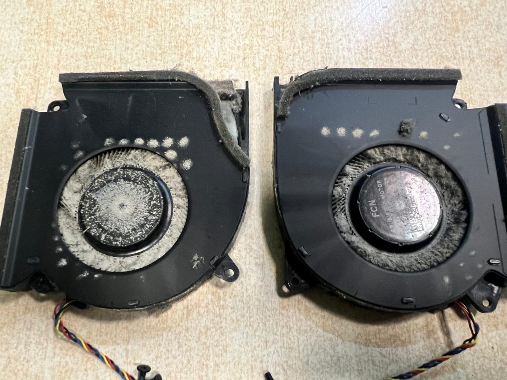 Ventiladores del portátil Asus ROG Strix G713R totalmente obstruidos por suciedad.
