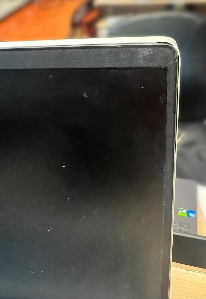 Desajuste en el marco de pantalla y bisagra debido a impacto estructural.