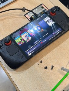 Vista general de la consola Steam Deck OLED modelo 1030 funcionando al 100% después del servicio técnico profesional de cambio de display.