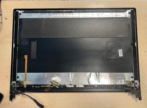 Interior de la tapa superior de la laptop con el panel LCD retirado y bisagras expuestas.
